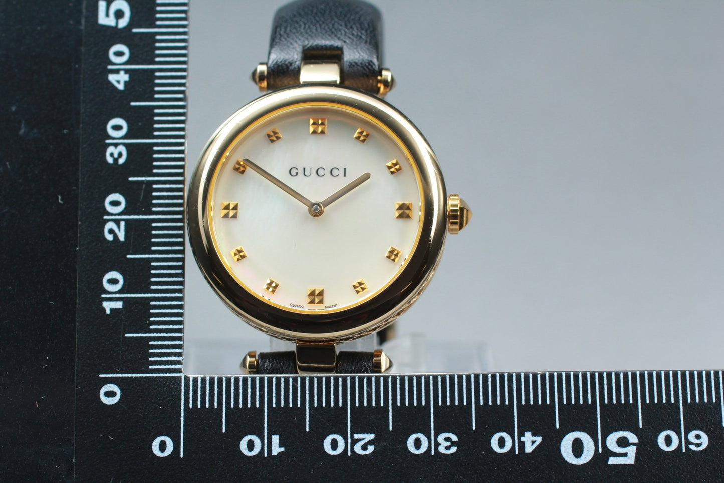 Near MINT Gucci Diamantissima YA141505 MOP Dial Gold Quartz 32mm Ladies Watch