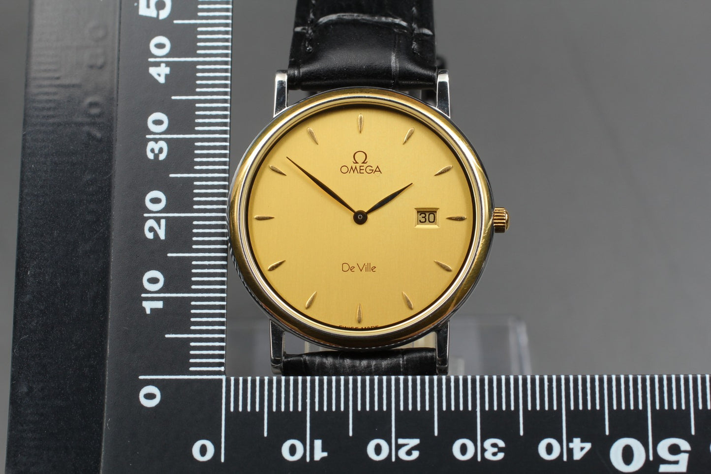 N MINT OMEGA De Ville 196.2379 Cal.1379 18K Solid Gold Quartz 32mm Men's Watch