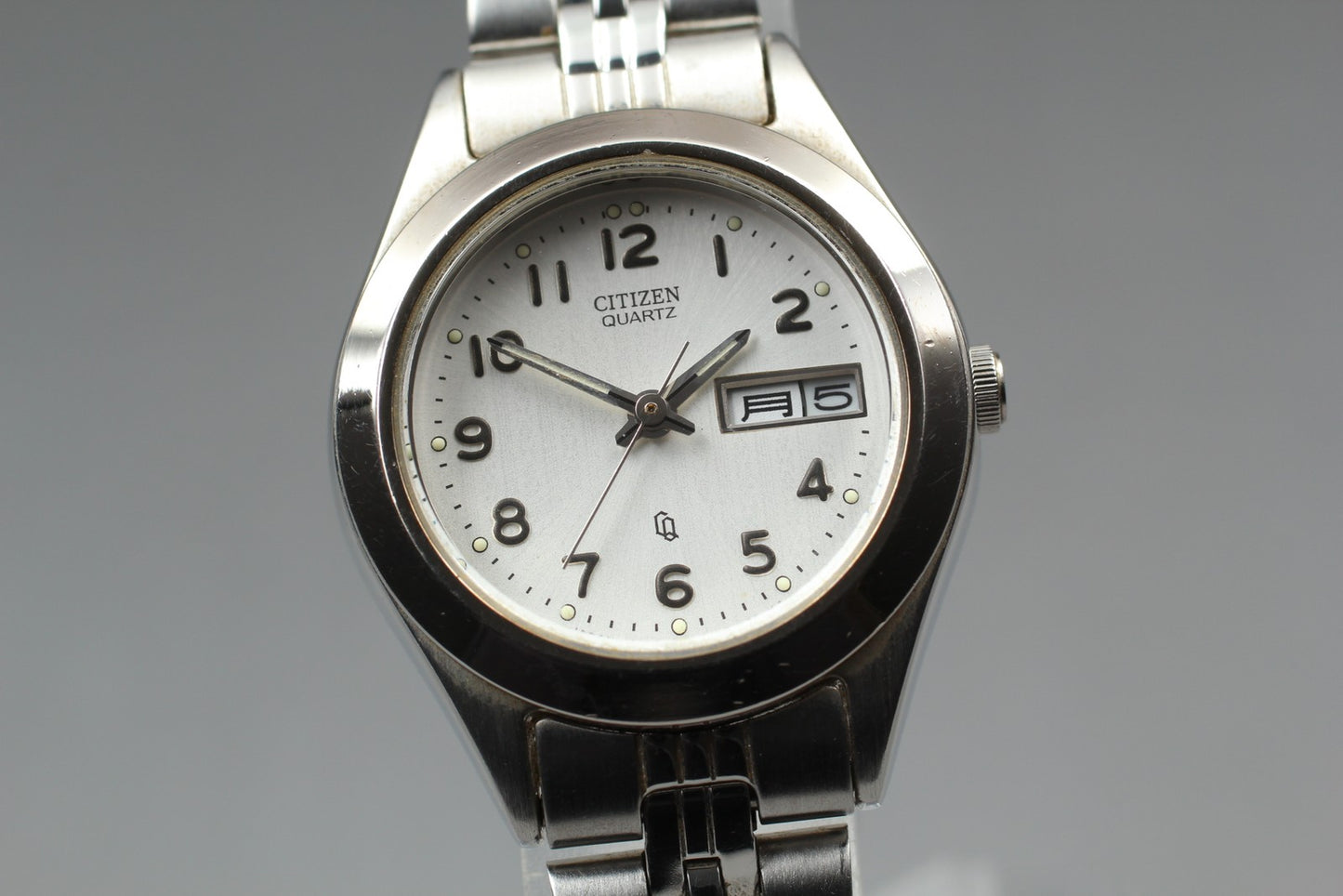 Near MINT Citizen CQ 6000-S96419 Silver Quartz 26mm Ladies Watch New Battery