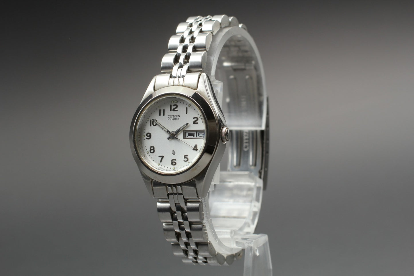 Near MINT Citizen CQ 6000-S96419 Silver Quartz 26mm Ladies Watch New Battery