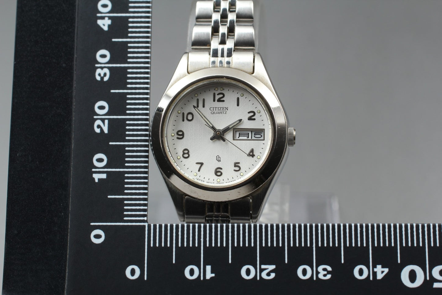 Near MINT Citizen CQ 6000-S96419 Silver Quartz 26mm Ladies Watch New Battery