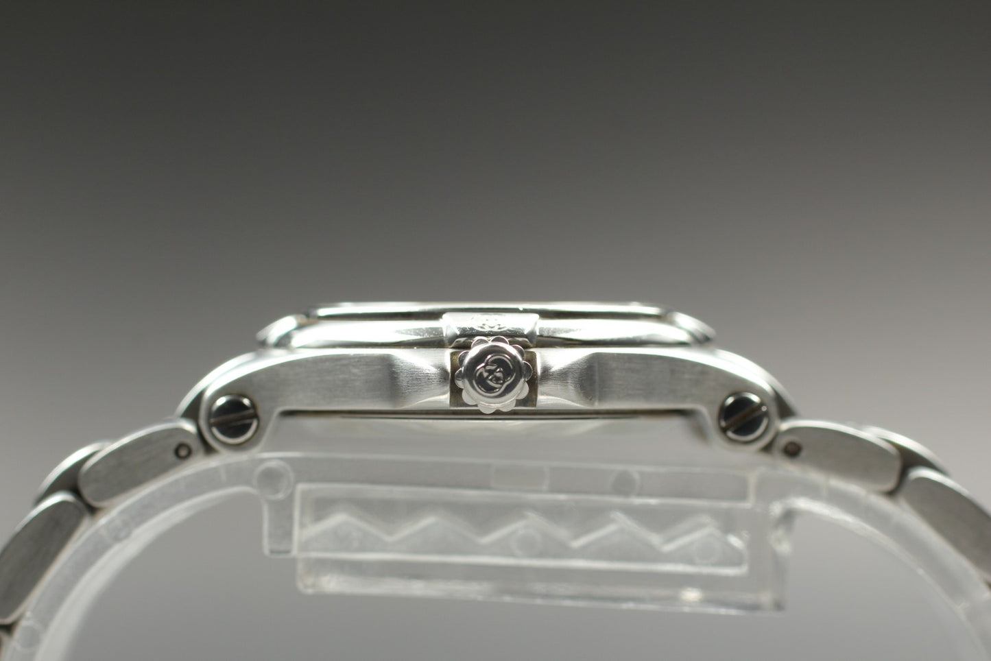 Gucci 9040L Silver Dial Quartz 26mm Swiss Ladies Watch  [For Parts for Repair]