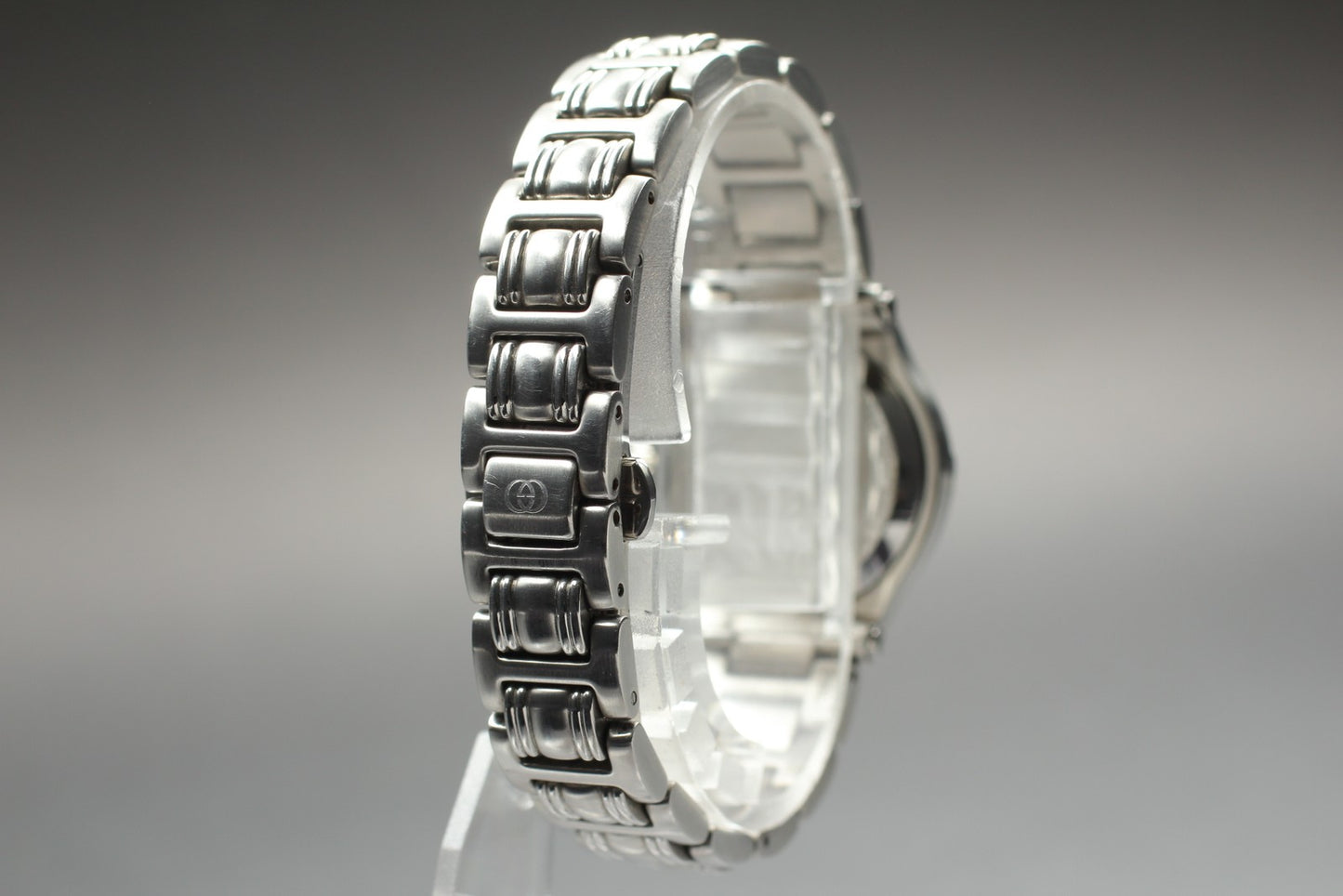 Gucci 9040L Silver Dial Quartz 26mm Swiss Ladies Watch  [For Parts for Repair]