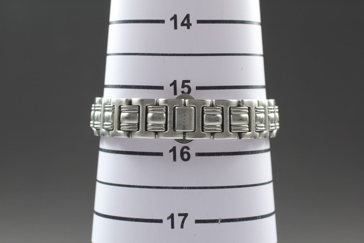 Gucci 9040L Silver Dial Quartz 26mm Swiss Ladies Watch  [For Parts for Repair]