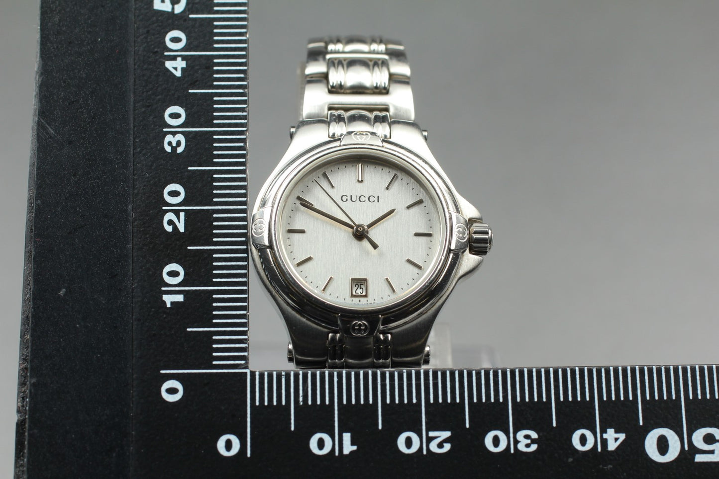Gucci 9040L Silver Dial Quartz 26mm Swiss Ladies Watch  [For Parts for Repair]