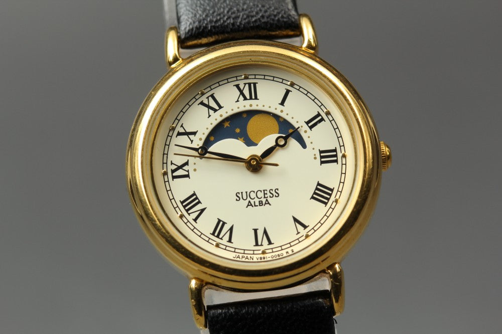 Near MINT SEIKO ALBA V891-0050 White Quartz 25mm Ladies Watch