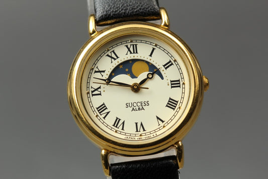 Near MINT SEIKO ALBA V891-0050 White Quartz 25mm Ladies Watch
