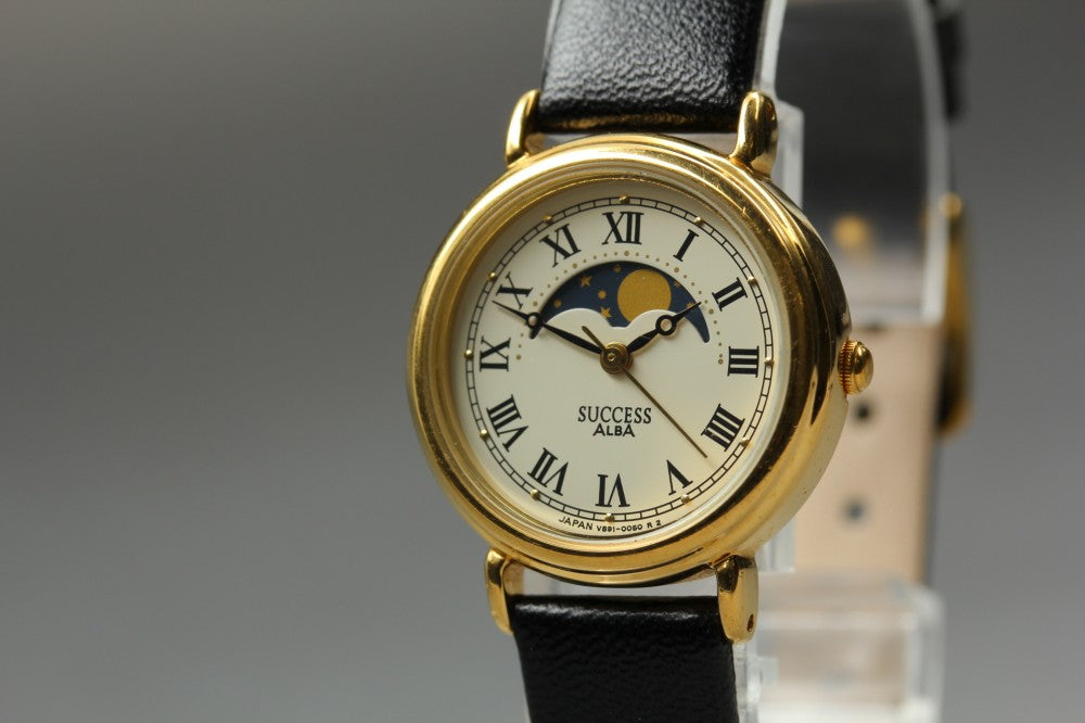 Near MINT SEIKO ALBA V891-0050 White Quartz 25mm Ladies Watch