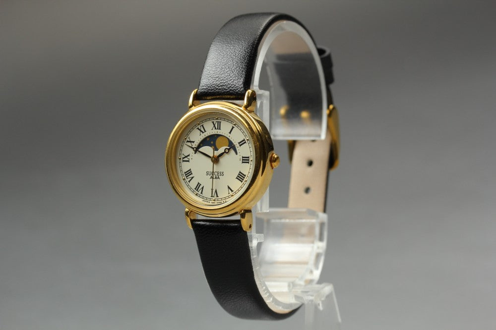 Near MINT SEIKO ALBA V891-0050 White Quartz 25mm Ladies Watch